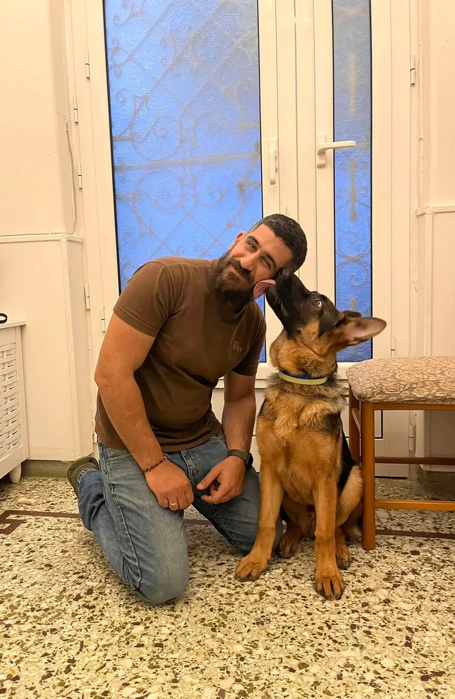 Μπάμπης Κυρηναίος, εκπαιδευτής σκύλων στον Πειραιά, με γερμανικό ποιμενικό